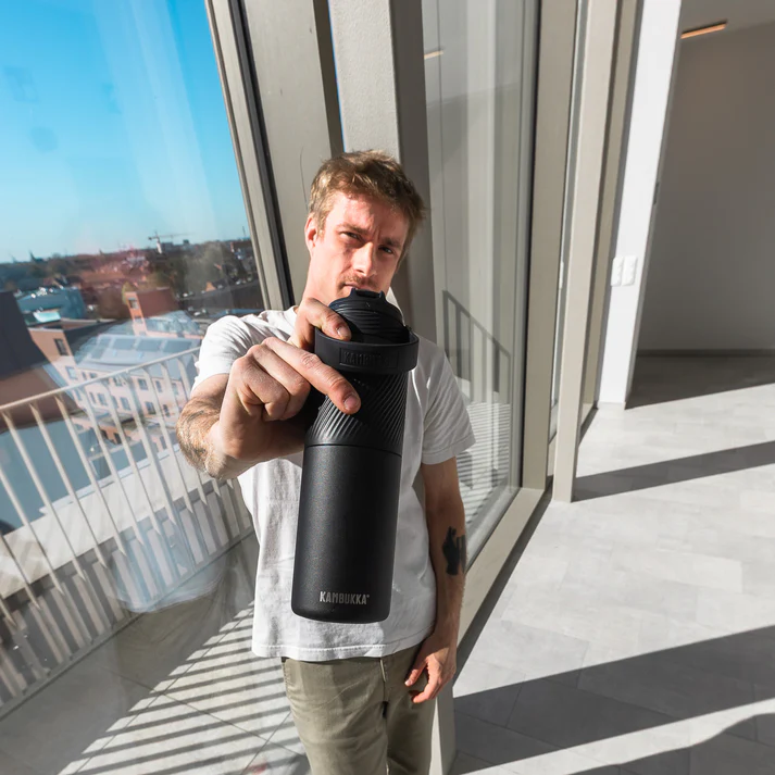 Dupla Insulated 1000 ml Black Raven en uso
